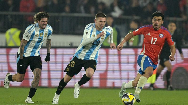 El delantero argentino Franco Mastantuono , el mediocampista Rodrigo De Paul y el defensa chileno, Gabriel Suazo, corren por el balón.