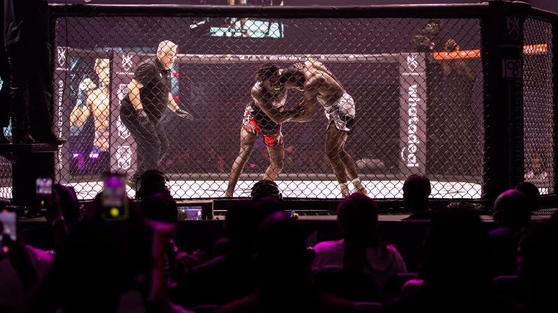 El luchador profesional nigeriano de MMA, Daniel Iwuoha, se enfrenta al burkinés Abdul Razac Sankara.