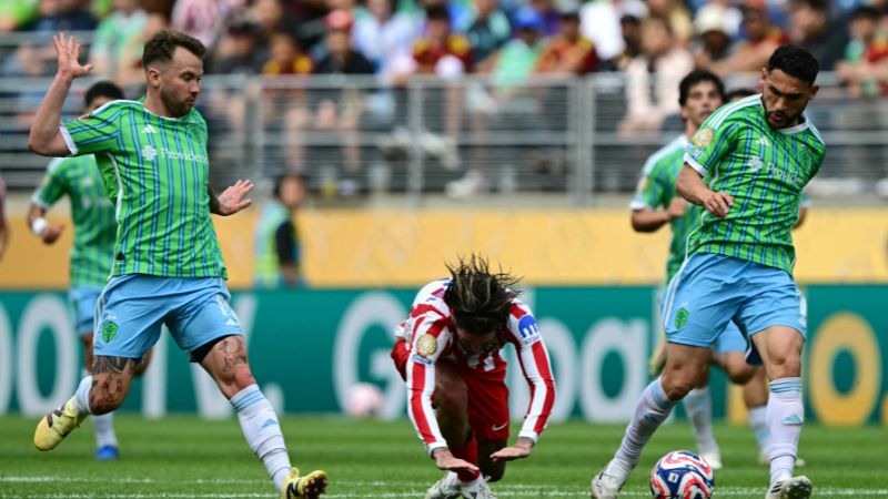 Rodrigo De Paul, del Atlético de Madrid, es marcado por Albert Rusnak y Cristian Roldán.