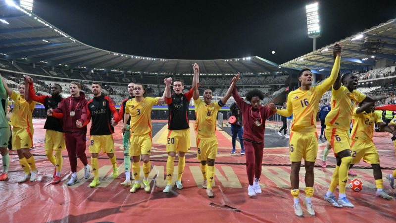 Los jugadores de Bélgica celebran su victoria con sus aficionados al final del partido contra Gales.