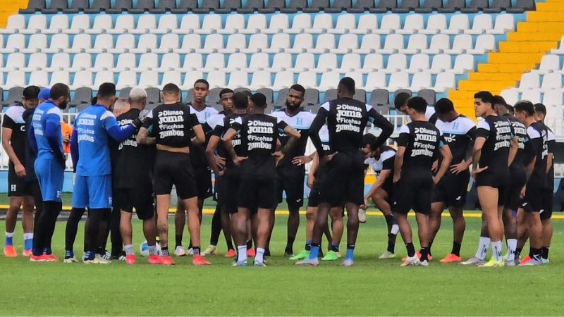 El seleccionador nacional, Reinaldo Rueda, dialoga con sus dirigidos en el centro del campo del estadio Nacional "Chelato Uclés".