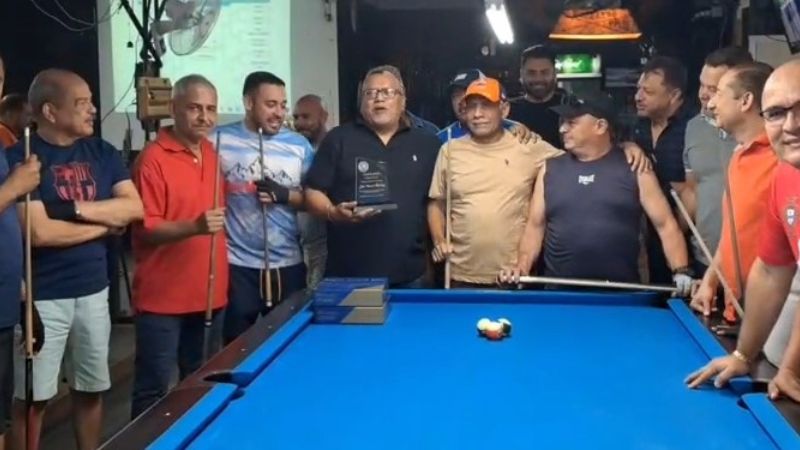 Emoción y gratitud: José Ismael Martínez recibe un merecido reconocimiento por más de tres décadas dedicadas al billar. Elvin Geovanny. Montalván, propietario del Club El Solar, se encargó de dirigir la corta ceremonia.