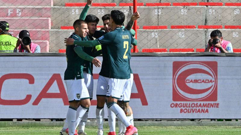 El delantero boliviano Miguel Terceros celebra con sus compañeros tras anotar el primer gol de su equipo frente a Chile.