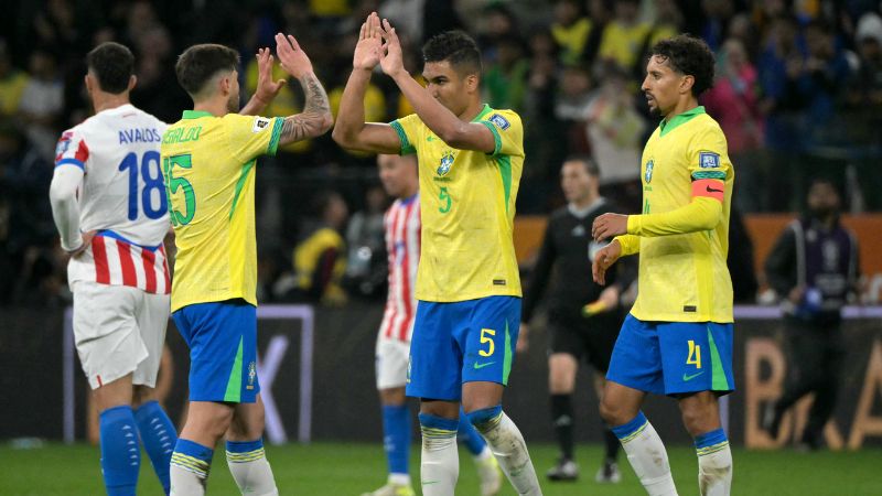 El defensa brasileño, Lucas Beraldo, el mediocampista Casemiro y el capitán Marquinhos celebran después de ganarle a Paraguay y clasificarse al Mundial 2026.