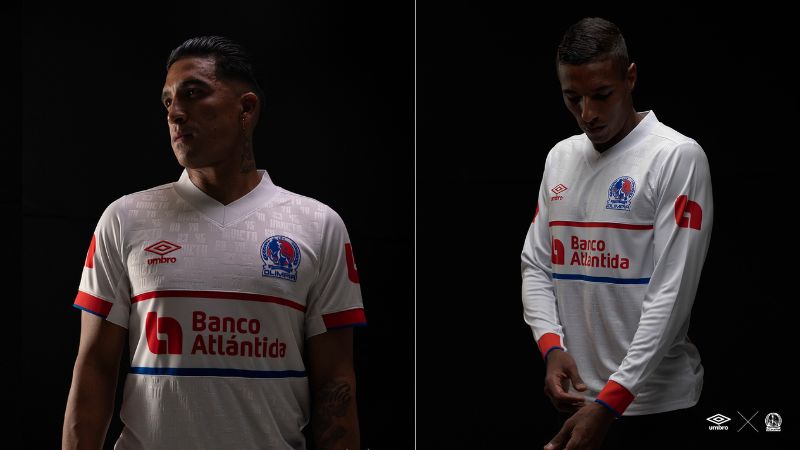 Las camisas blancas, mangas cortas y largas, distinguen al equipo más popular del país.