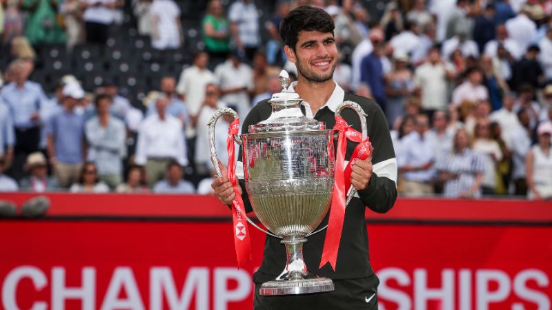 El español Carlos Alcaraz celebra con el trofeo tras vencer al checo Jiri Lehecka en la final individual masculina del HSBC ATP Tennis Championships en el Queen's Club.