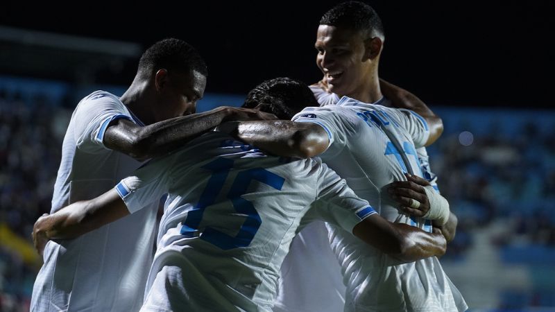 Los seleccionados hondureños celebran el triunfo sobre Antigua & Barbuda.