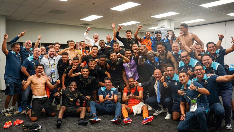 Así se celebró en el camerino hondureño luego de visar boleto a semifinales de la Copa Oro.