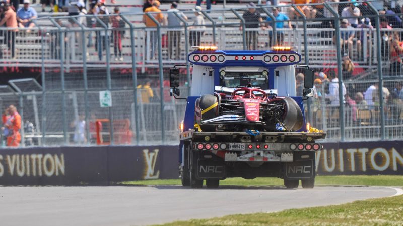 El coche del piloto monegasco de Ferrari, Charles Leclerc, es llevado a boxes después de que se estrellara durante la primera sesión de prácticas del Gran Premio de Canadá.