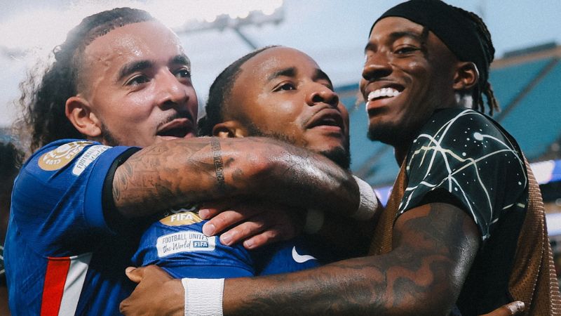 Los jugadores del Chelsea celebran el triunfo ante Benfica y el boleto a cuartos de final del Mundial de Clubes.