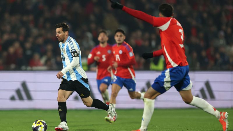 El delantero argentino Lionel Messi controla el balón ante el defensa chileno Guillermo Maripán.