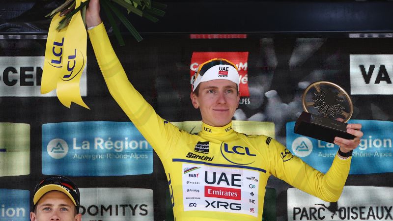 El danés Jonas Vingegaard, del Team Visma-Lease a Bike, y el esloveno Tadej Pogačar, del UAE Team Emirates XRG, que ocupa el primer puesto de la general, celebran en el podio.