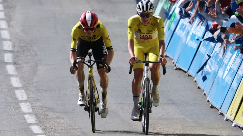 El danés Jonas Vingegaard, del Team Visma - Lease a Bike, y el esloveno Tadej Pogačar, del UAE Team Emirates XRG, con el maillot amarillo de líder de la general, pedalean hacia la meta de la octava y última etapa de la 77.ª edición del Critérium du Dauphine.