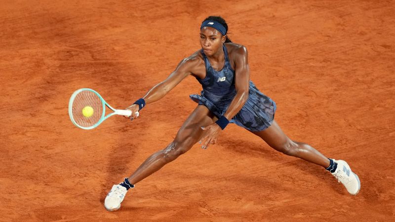 La estadounidense Coco Gauff devuelve un golpe de derecha a la francesa Lois Boisson durante su partido de semifinales individual femenino en Roland Garros.