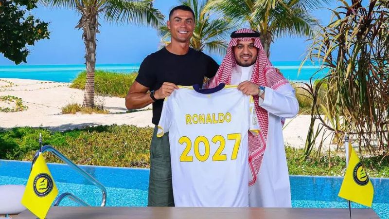 Tras semanas de rumores, Cristiano Ronaldo renovó con el Al Nassr de Arabia Saudita hasta el 2027.
