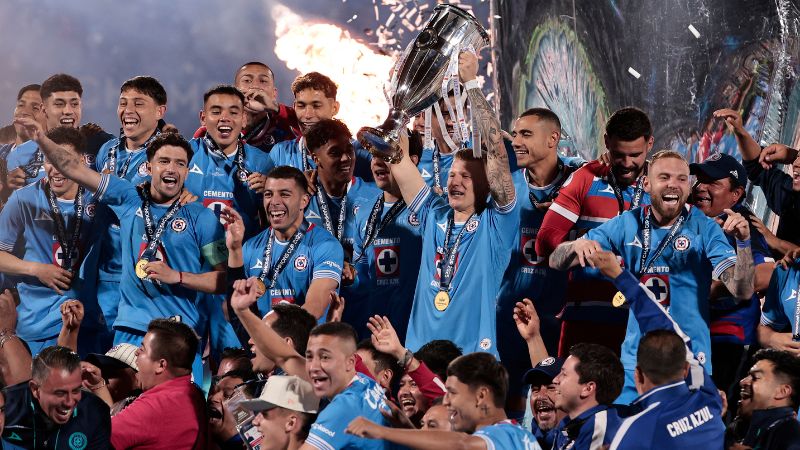 Los jugadores del Cruz Azul levantan la copa de campeones de la Concacaf.