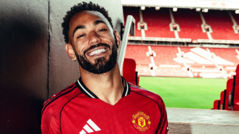El delantero brasileño llega a Old Trafford procedente del Wolverhampton y firma contrato hasta 2030.