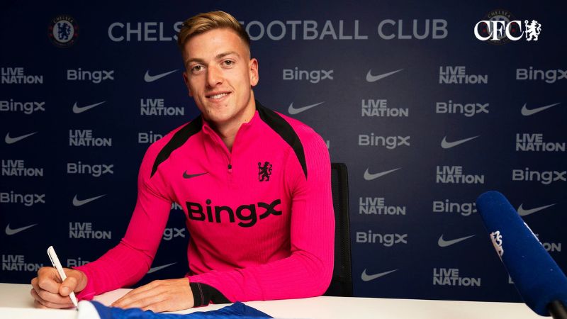 El delantero inglés firma con los 'blues' luego de terminar la campaña 2024/25 como goleador del Ipswich Town con 12 goles en 40 partidos.