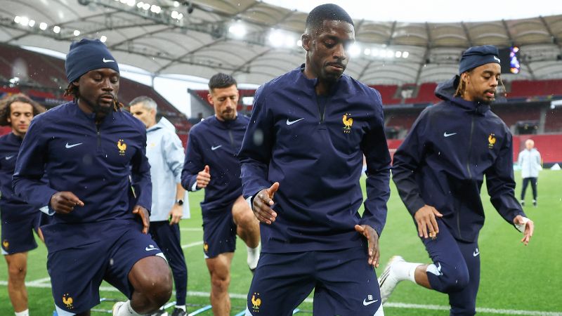 Jugadores de Francia, incluyendo a los delanteros Bradley Barcola y Ousmane Dembélé, así como al defensa Jules Koundé, participan en un entrenamiento de la selección francesa en Stuttgar.