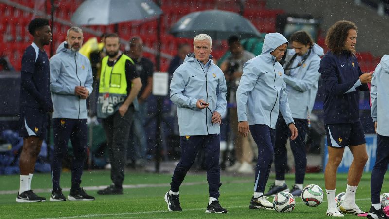 El seleccionador francés, Didier Deschamps, supervisa un entrenamiento de la selección francesa en Stuttgart.