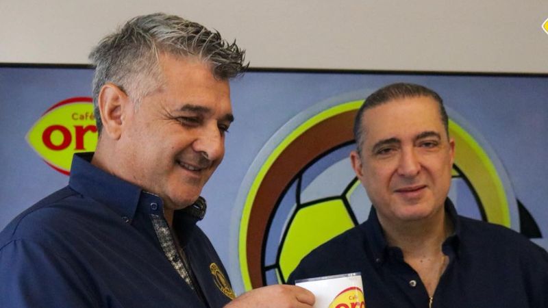 Diego Vázquez y Pedro Atala comparten en una reunión del nuevo patrocinador de Motagua.