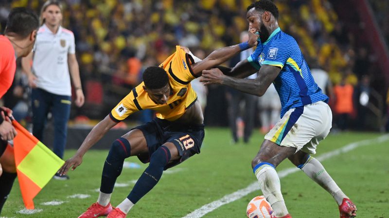 El mediocampista ecuatoriano Nilson Angulo y el volante brasileño Gerson disputan el balón.