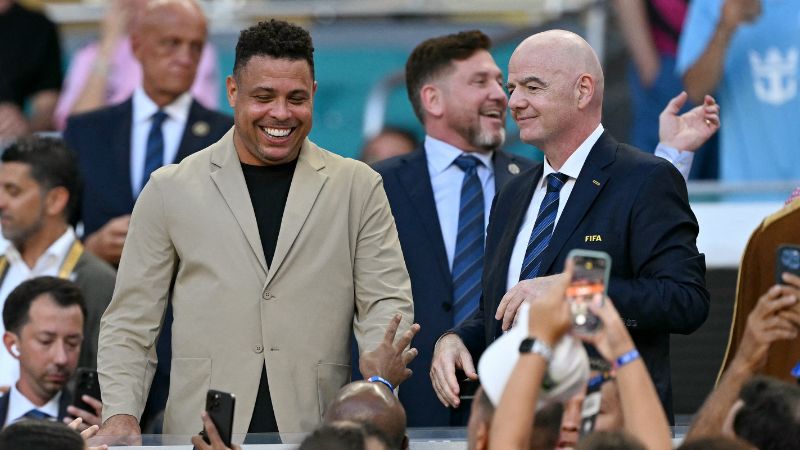 El presidente de la FIFA, Gianni Infantino, sonríe junto al exfutbolista brasileño Ronaldo antes del partido del Grupo A del Mundial de Clubes.