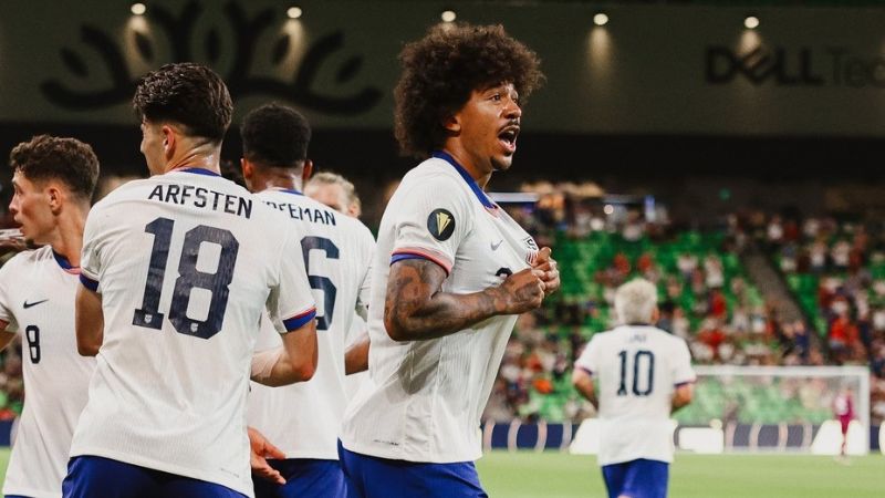 Chris Richards celebra el gol que le dio el triunfo a Estados Unidos sobre Arabia Saudita.