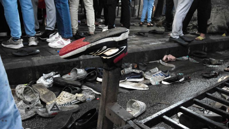 Zapatos de las víctimas de la estampida yacen abandonados cerca del Estadio M. Chinnaswamy en Bengaluru.