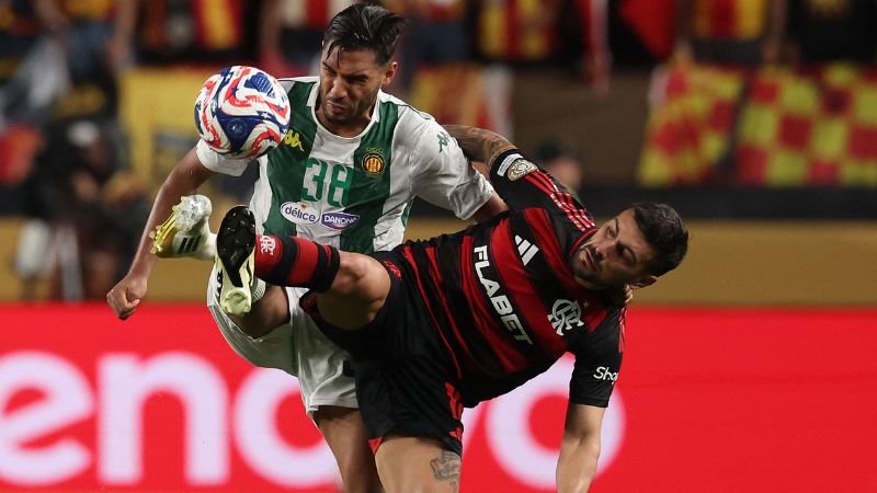 El tunecino del Esperance, Khalil Guenichi, y el uruguayo del Flamengo, Giorgian de Arrascaeta, luchan por el balón.