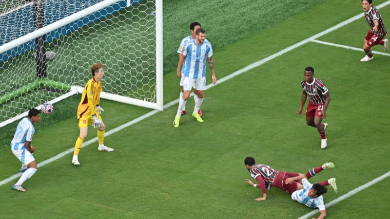El defensa argentino del Fluminense, Juan Pablo Freytes, marca el tercer gol de su equipo sobre el Ulsan HD de Corea del Sur.