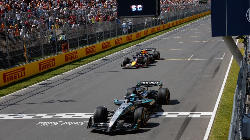 El piloto británico de Mercedes, George Russell, cruza la línea de meta tras ganar la carrera, seguido por el piloto holandés de Red Bull Racing, Max Verstappen.