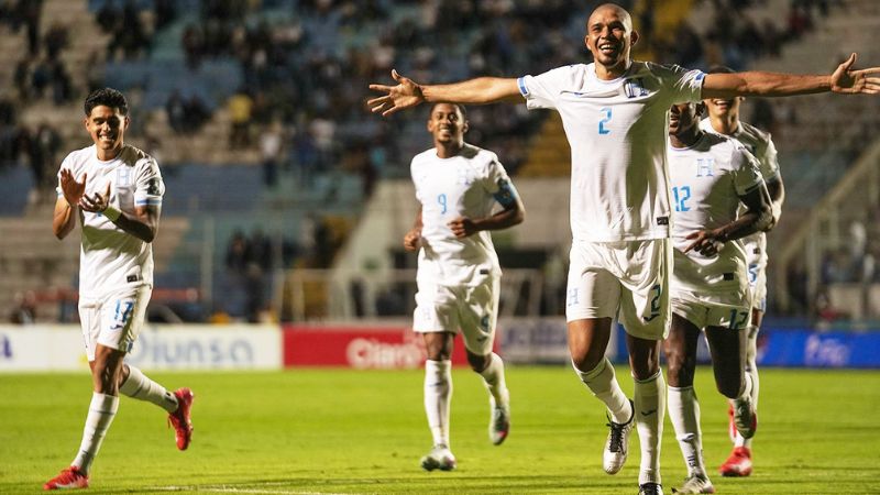 El defensa central, Getsel Montes, celebre el primer gol de Honduras sobre Antigua & Barbuda.