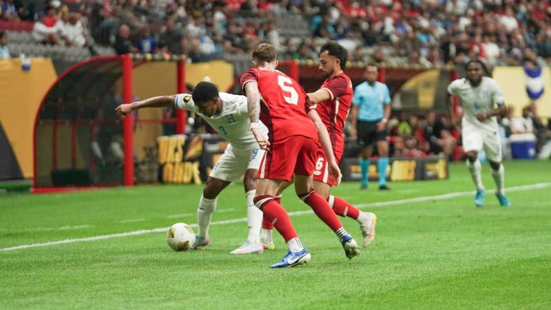 Anthony "Choco" Lozano es presionado por los canadienses, Joel Waterman y Mathieu Choiniere.