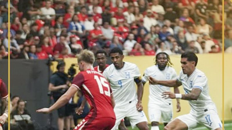 El canadiense Luc De Fougerolles controla el balón ante la marca del "Choco" Lozano.