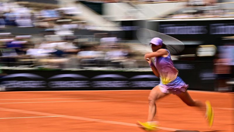 Iga Swiatek es triplecampeona de Roland Garros y en semifinales se enfrentará a Aryna Sabalenka.