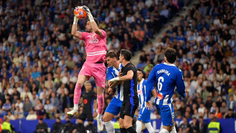 El ex portero del Espanyol, Joan García, pasó al vecino Barcelona, que ahora cuenta con cuatro guardametas.