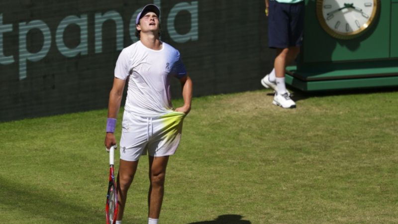 El tenista brasileño Joao Fonseca cayó eliminado en el torneo sobre hierba de Halle.