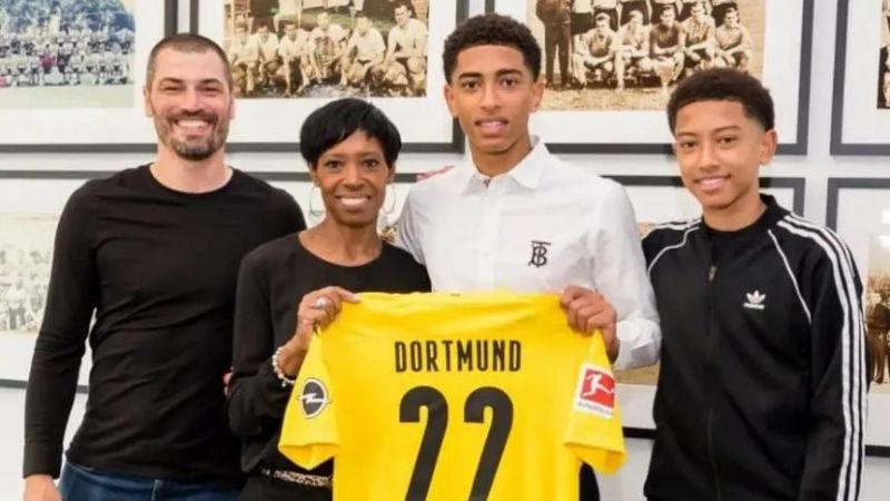 Jobe estuvo presente en la presentación de su hermano mayor Jude, cuando fichó por el Dortmund en 2020.