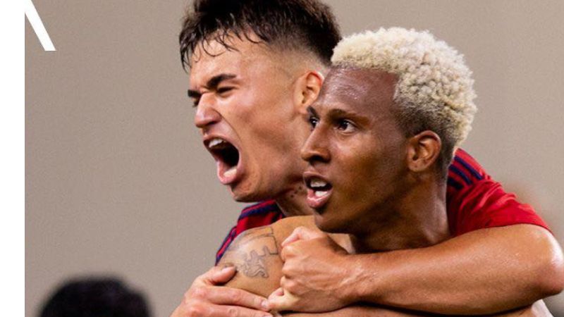 Josimar Alcócer celebra el gol que le dio el triunfo a Costa Rica sobre República Dominicana.