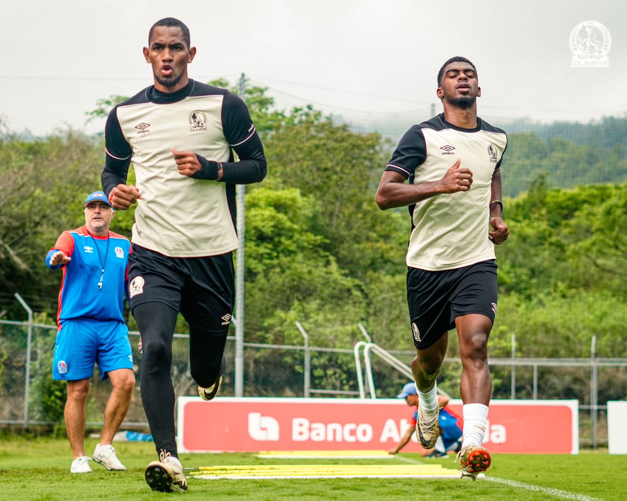 Josman Figueroa trota junto a Jerry Bengtson en la pretemporada de Olimpia.