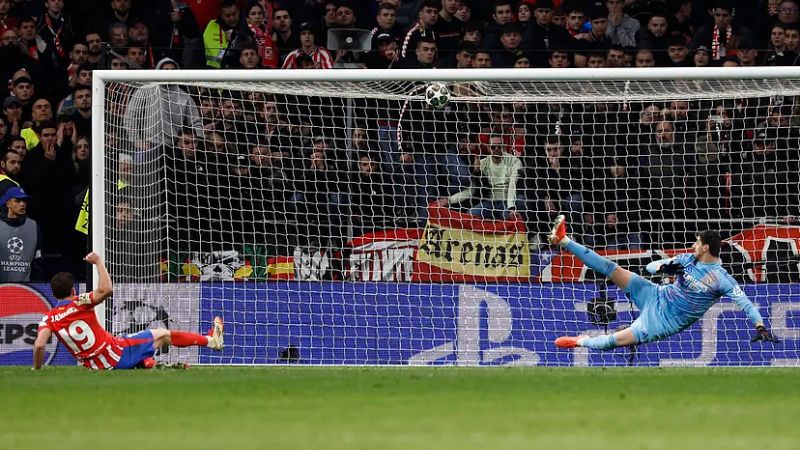 Julián Álvarez ya había anotado el penal ante el Real Madrid, pero fue decretado como fallado por haber tocado dos veces el balón.