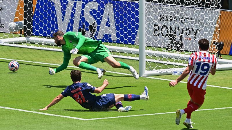 El delantero argentino del Atlético de Madrid, Julián Álvarez, marca un gol que luego fue anulado durante el partido contra el PSG.