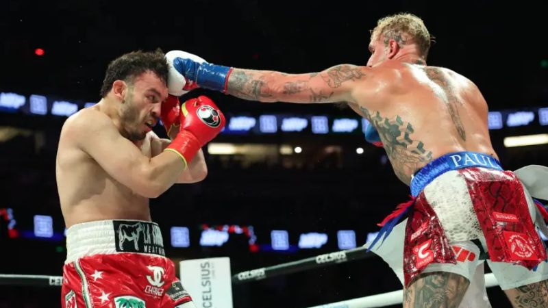 El estadounidense Jake Paul y el mexicano Julio César Chávez Jr. pelean durante su combate de peso crucero en el Honda Center de Anaheim, California.