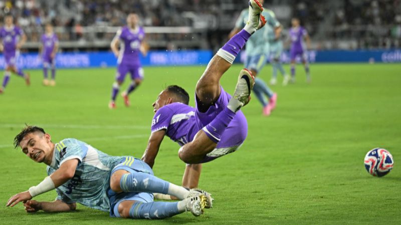 El delantero portugués de la Juventus, Francisco Conceicao, y el marroquí del Al Ain, Soufiane Rahimi, luchan por el balón.