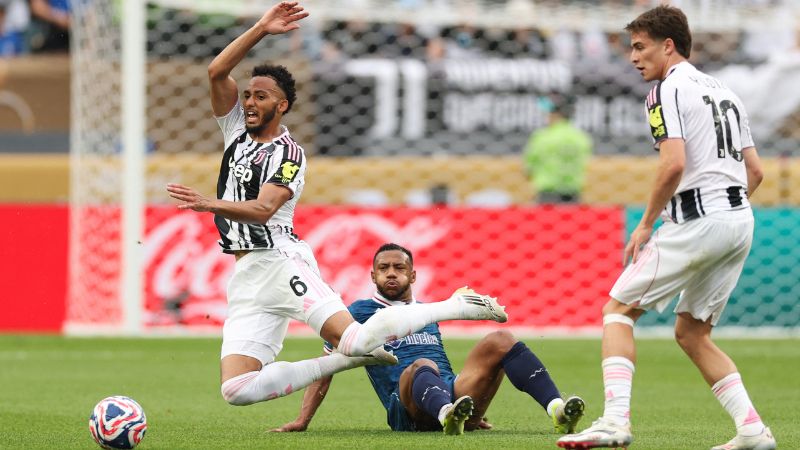 El defensa británico de la Juventus, Lloyd Kelly, y el zaguero marroquí del WAC Casablanca, Fahd Moufi, luchan por el balón.