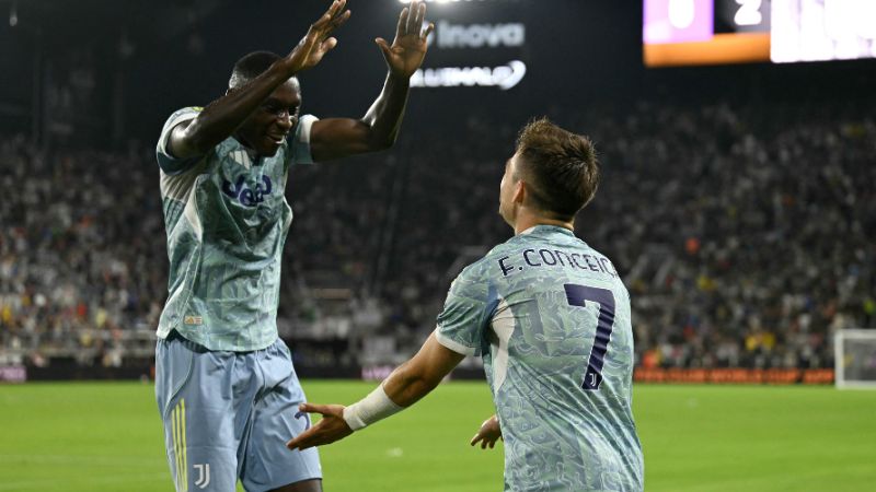 El delantero portugués de la Juventus, Francisco Conceicao, celebra con su compañero, el delantero francés, Randal Kolo Muani, tras anotar el segundo gol de su equipo frente al Al Ain FC.