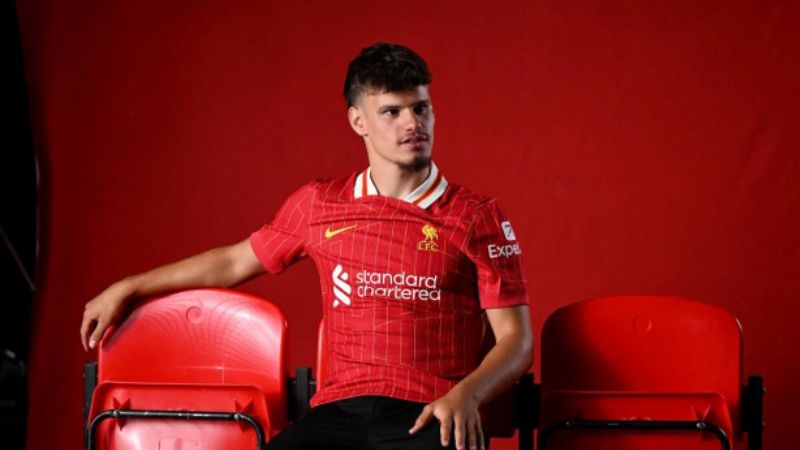 El lateral húngaro compartirá vestuario con su compatriota Dominik Szoboszlai en el Liverpool.