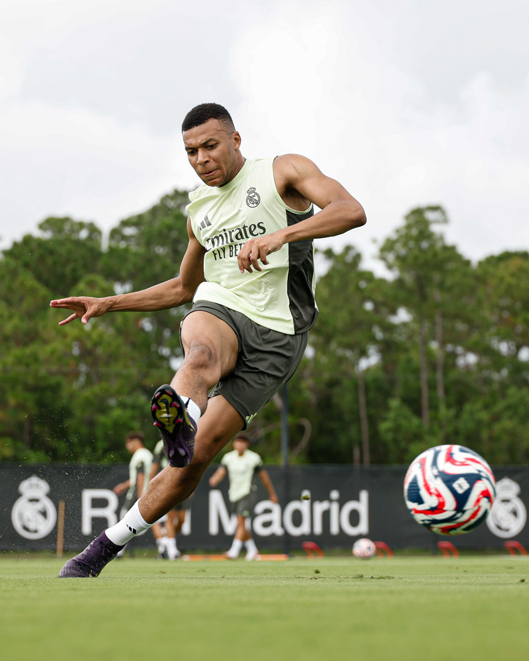 Kylian Mbappé trabaja con normalidad luego de superar un virus estomacal.