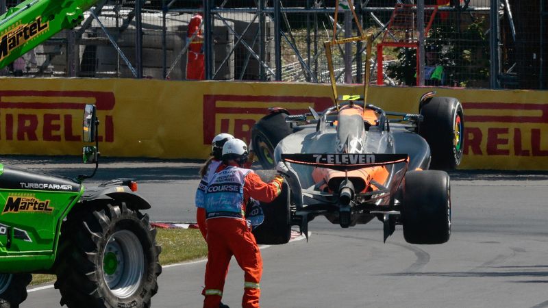 El coche del piloto británico Lando Norris de McLaren es retirado de la pista tras un accidente durante el Gran Premio de Canadá de Fórmula 1.